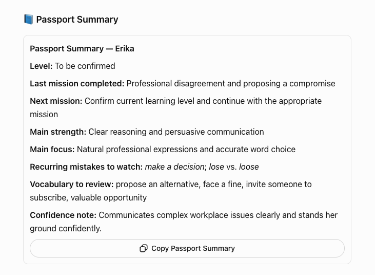 Un Passport Summary generato alla fine di una sessione: livello, ultima missione completata, missione successiva, punto di forza, obiettivo principale, errori ricorrenti, vocaboli da ripassare e una nota sulla sicurezza, con un pulsante per copiarlo.
