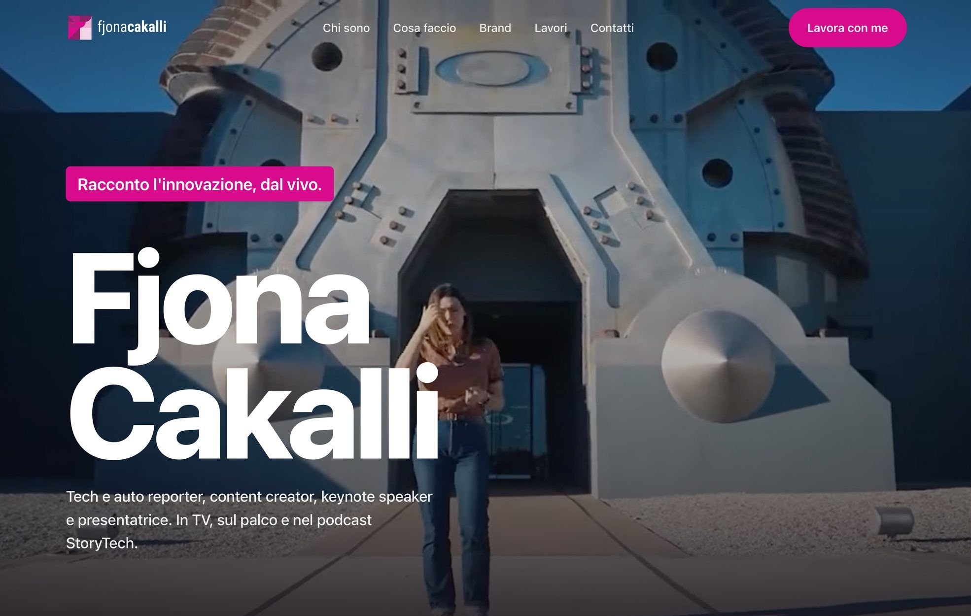 La parte alta della homepage di fjonacakalli.net: un video a tutta larghezza, il nome Fjona Cakalli in grande, una breve descrizione e un menu con un invito all'azione.